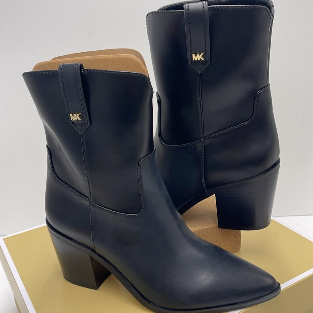 MICHAEL KORS WAVERLY HEELED BOOTIE FAUX LEATHER
49F4WVME5L
198102183704
BLACK - Picture 10 of 16